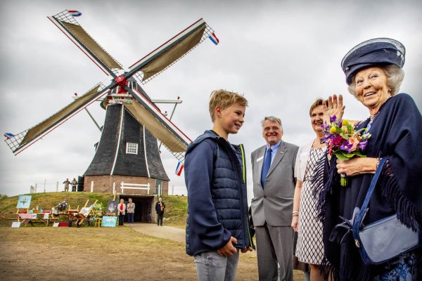 Prinses Beatrix bij viering 200 jaar molen Hermien
