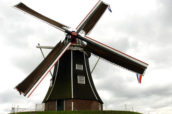 Help Beltkorenmolen Hermien draaiend te houden!