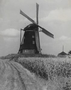 1942 - Molen Hermien vanaf de parralelweg